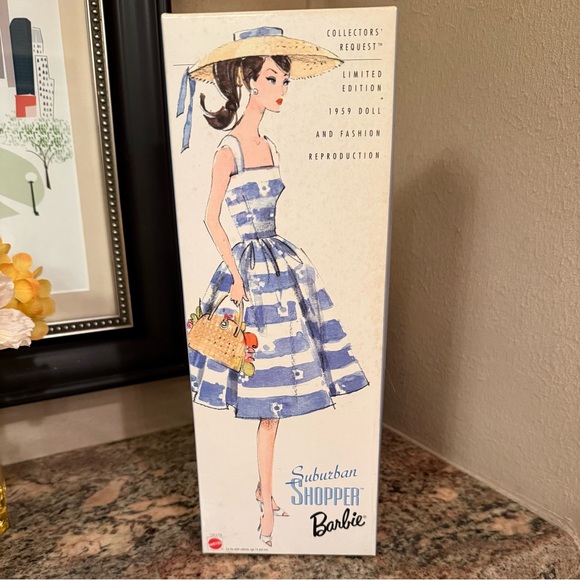 Barbie Suburban Shopper Doll - Picture 9 of 12